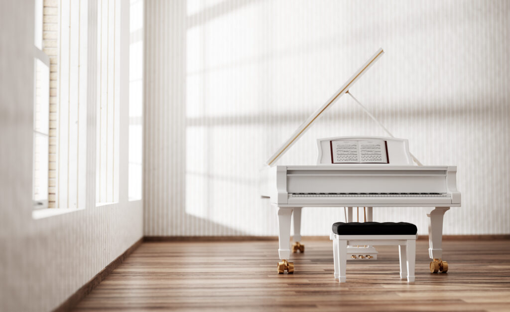 Piano à queue classique dans un intérieur de pièce de style classique
