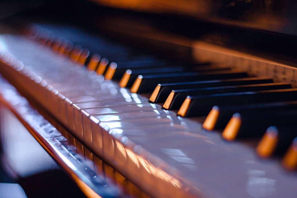 Gros plan des touches du piano, à la lumière des lumières du soir. Mise au point douce
