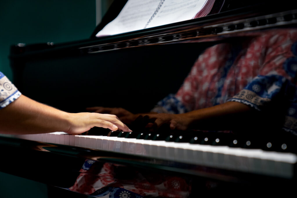Mains Isolées Jouant Au Piano Fond Sombre