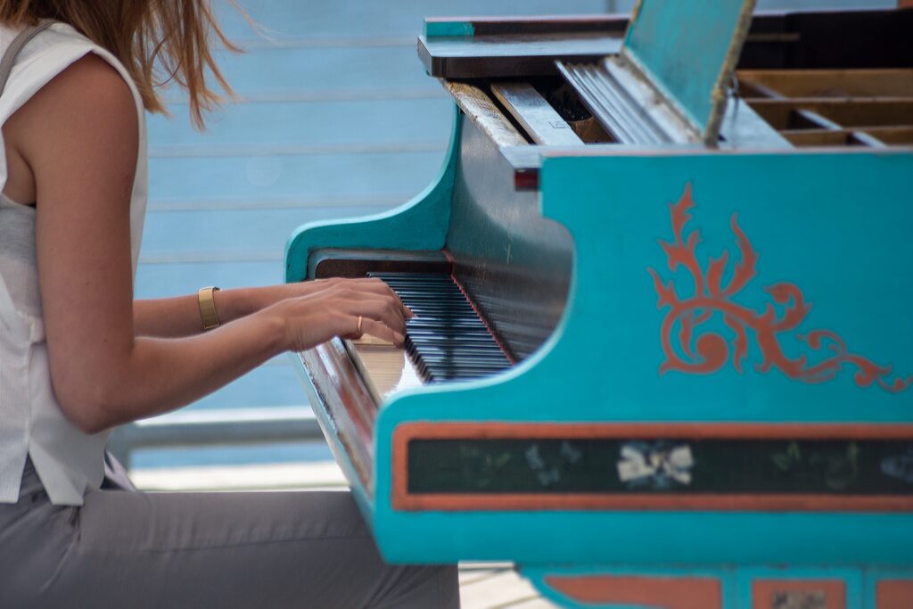 Une femme qui joue du piano.