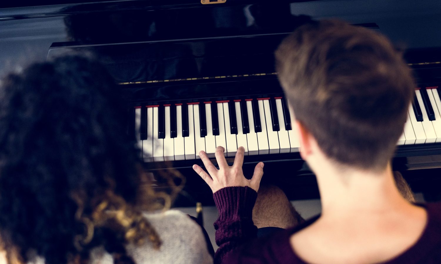 Couple Pratiquant Sur Un Piano Ensemble Couple Pratiquant Sur Un Piano Ensemble