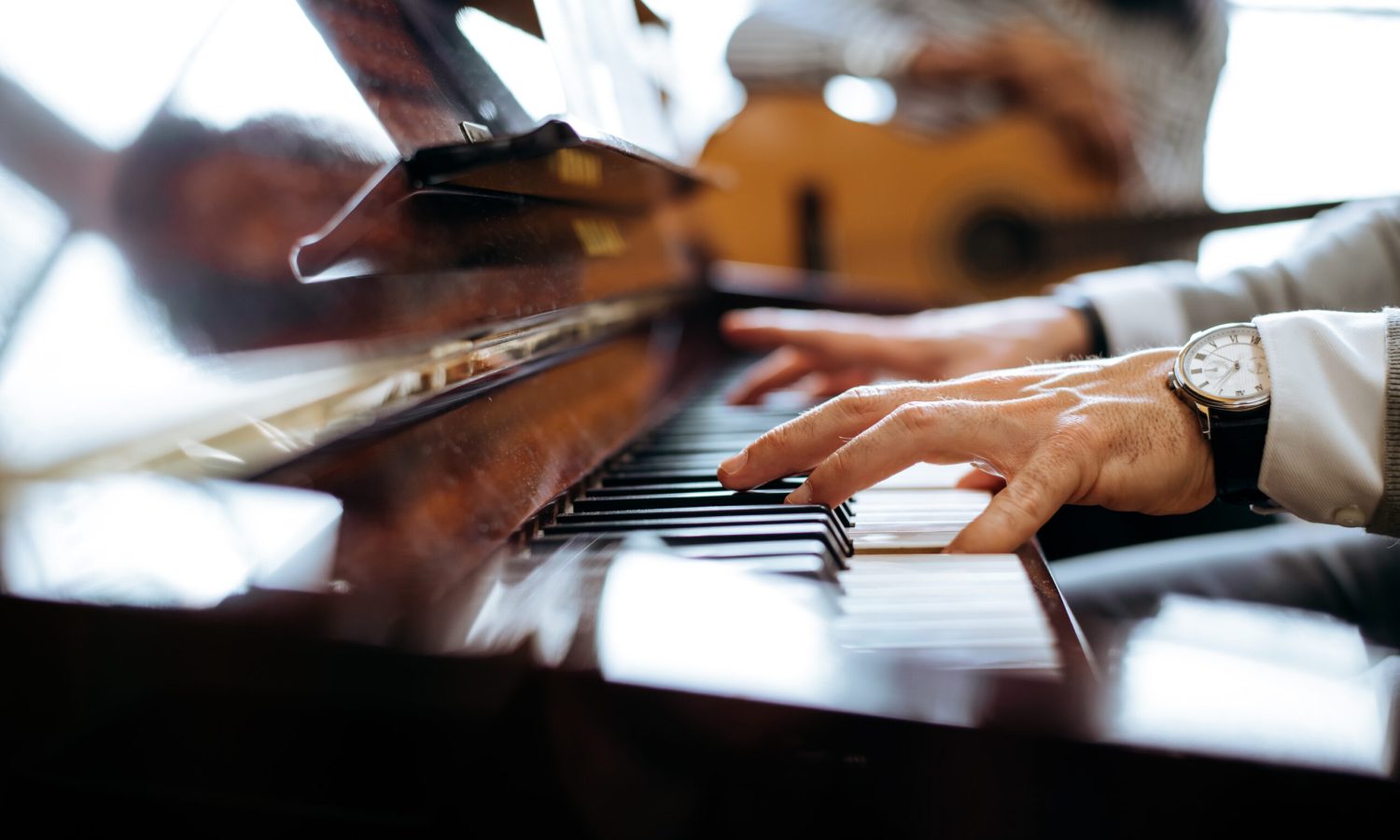 Recadrer des mains masculines jouant du piano Recadrer des mains masculines jouant du piano