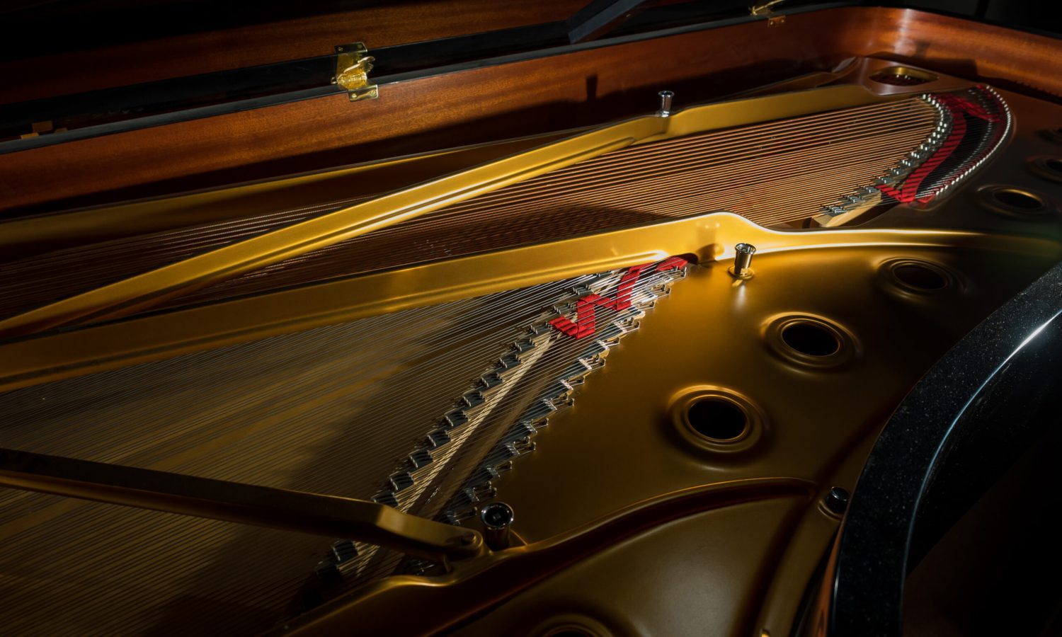 Intérieur d’un piano à queue de concert Intérieur d'un piano à queue de concert