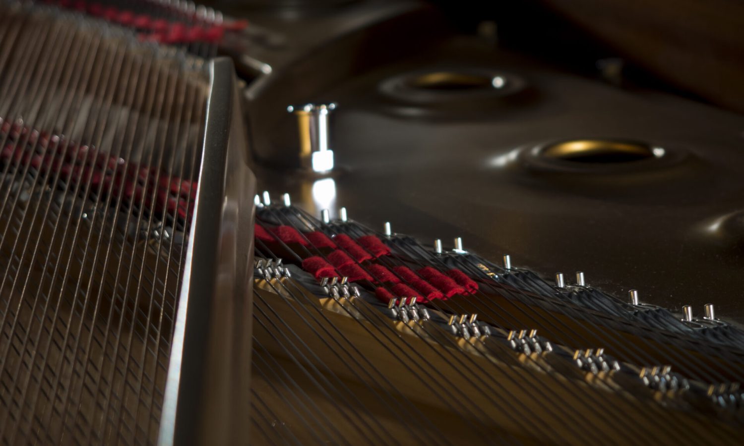 Intérieur d’un piano à queue de concert Intérieur d'un piano à queue de concert