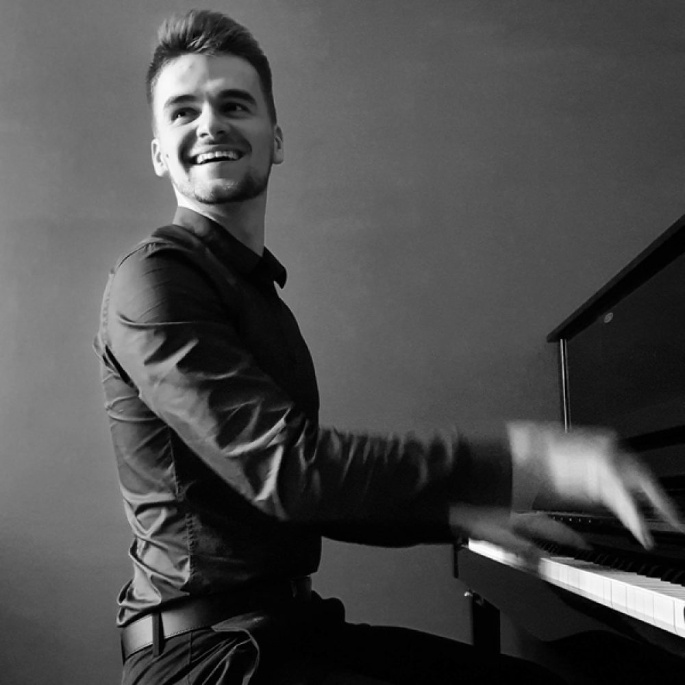 pianiste-compositeur-actif-donne-cours-piano-solfege-domicile-lyon Photo de profil d'un professeur de piano