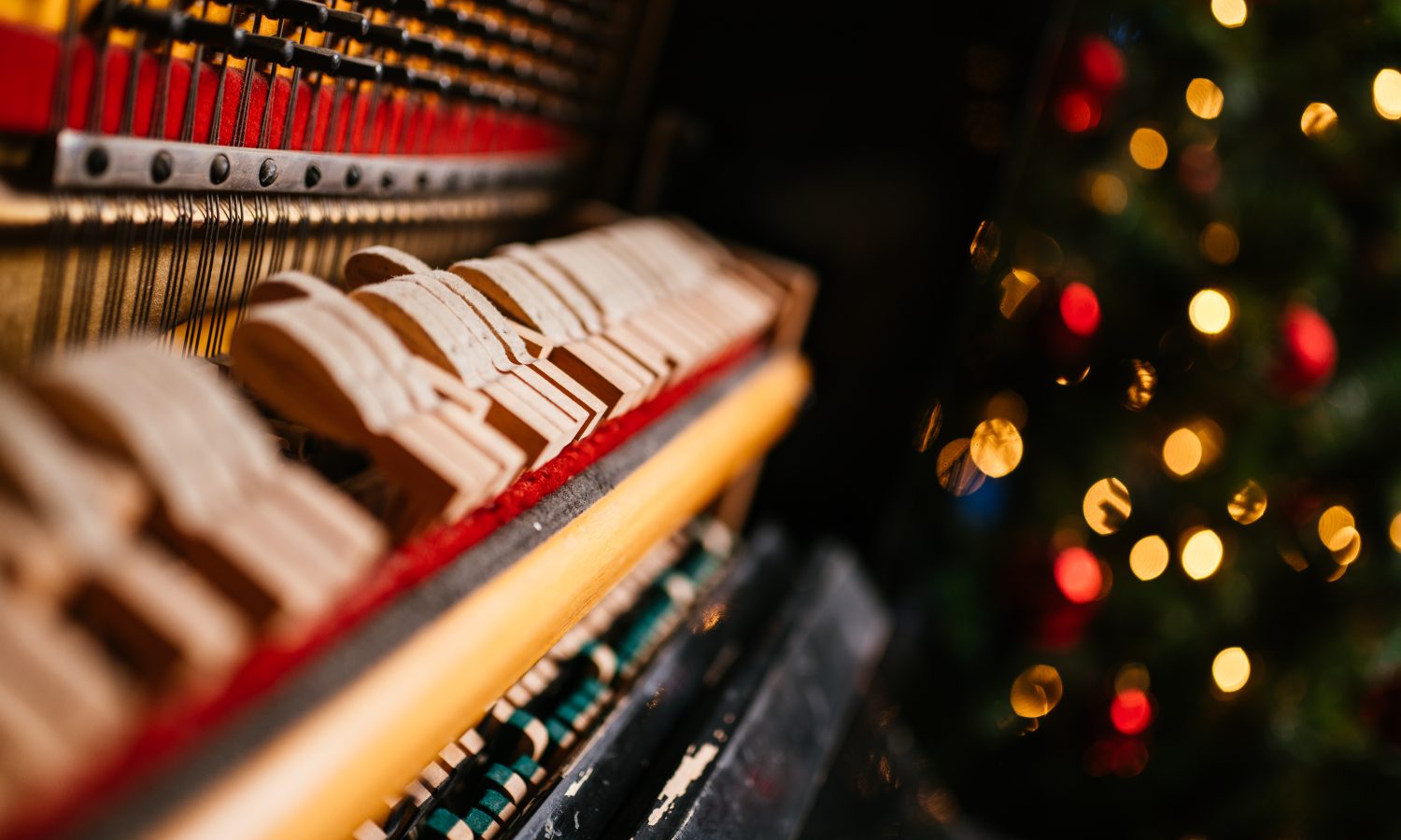 piano-clavier-avec-décoration-de-noel Clavier De Piano Avec Décoration De Noël